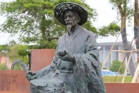 这人叫陈振龙。没人托他，也没人逼他。当时国内灾荒频仍，饿殍遍野，尤其是福建、江西