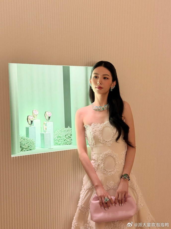 周也完全千金大小姐周也真的把千金气质焊在身上了🥹！一袭白色抹胸蕾丝裙优雅灵动