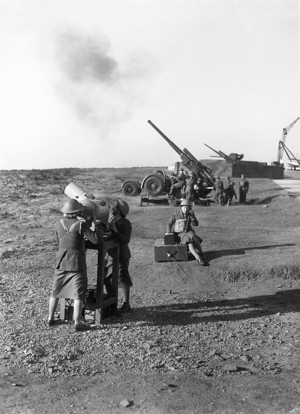 二战时期英国女兵与高炮射击训练的真实记录