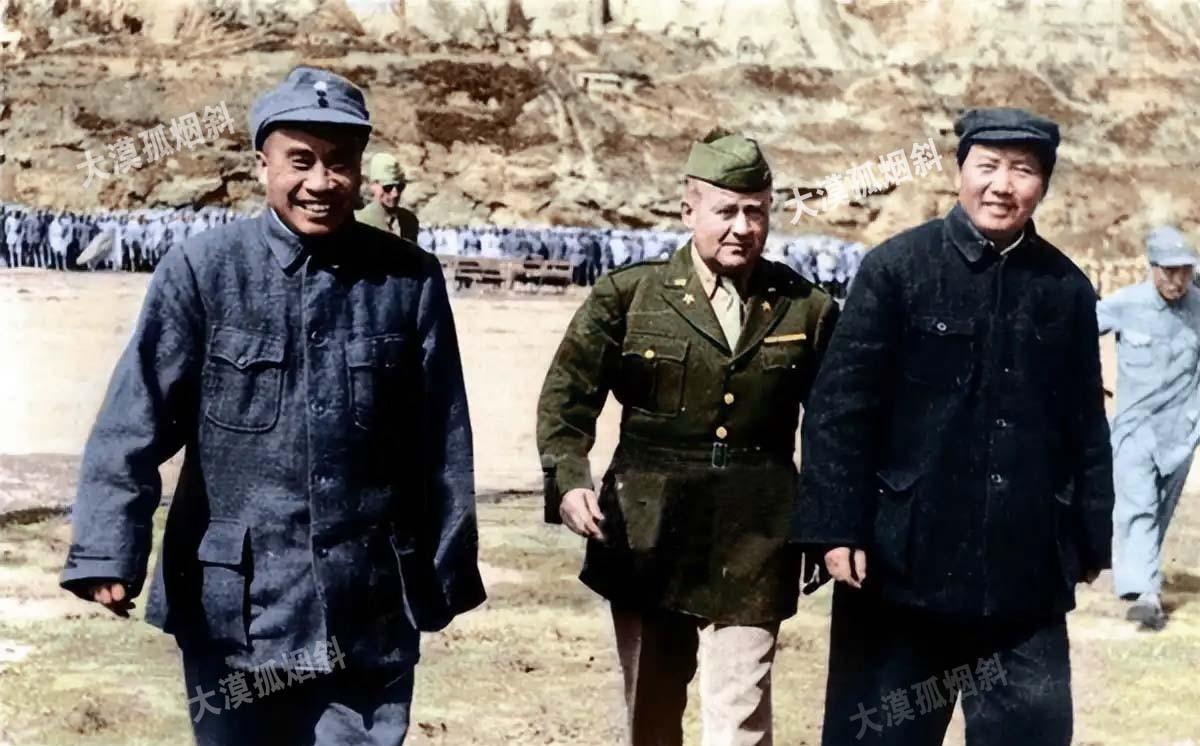 两位伟人后面的美军上校，是个既复杂又邪性的人。曾经对伟人敬仰有加，却在开国大典上