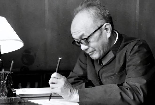 1952年11月，彭德怀元帅从朝鲜战场回国述职，见到毛主席以后愤怒地说:“主席，