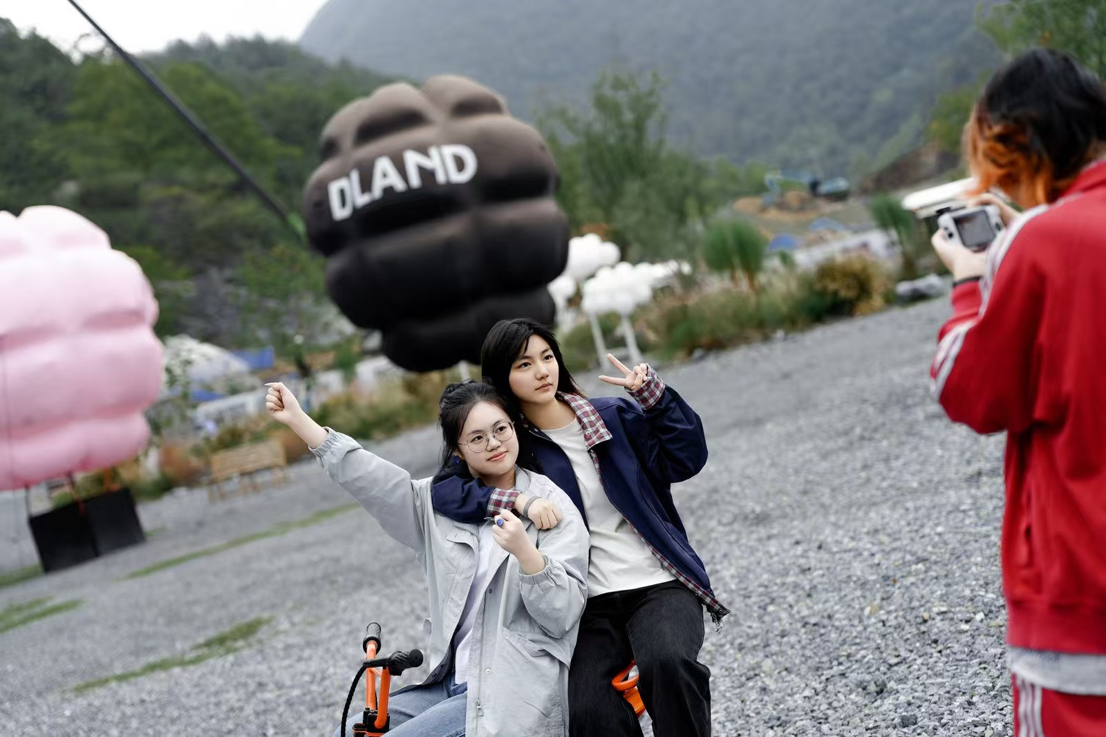 百名大学生给金华山拍了青春大片瞧瞧，百名大学生为金华山打造的青春大片。在青山绿