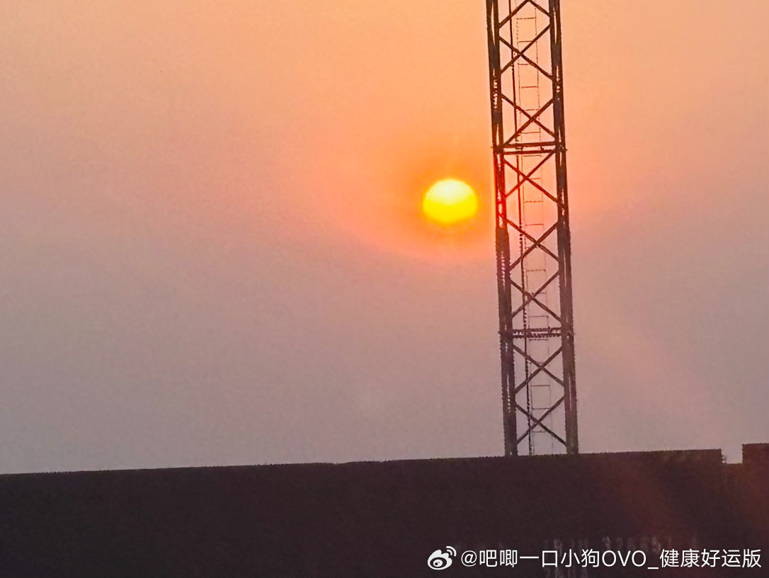 两张火车站的日落🌇一想到明天要回去上班我就烦
