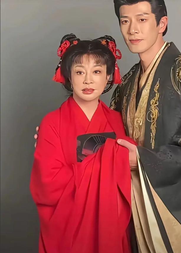 刘晓庆演18岁少女了，这回是真的没人敢劝了！新剧《锦绣安然》里，73岁的她