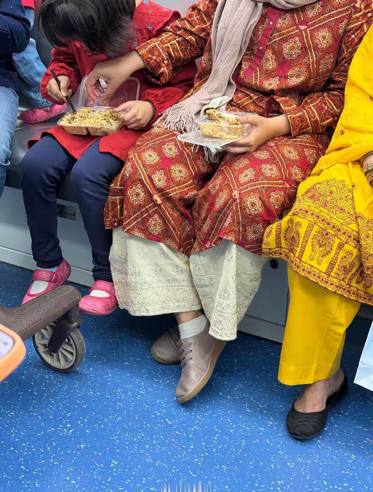 印度在深圳地铁吃手抓饭照片拍摄者发声：拍摄时间是上周六晚11点深圳地