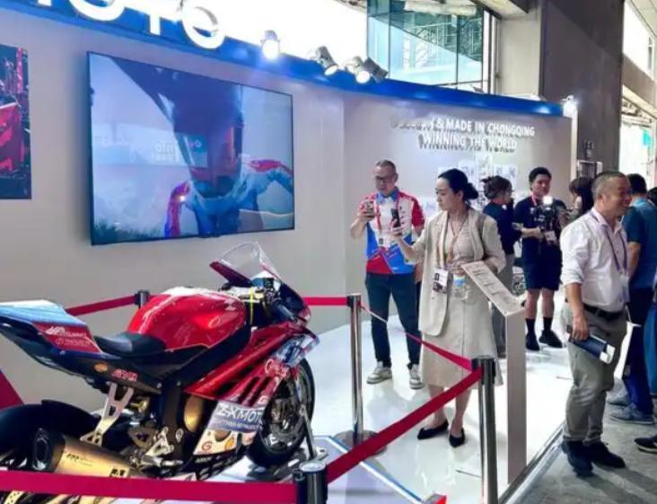 张雪机车广交会首秀封神！第139届广交会开幕首日，张雪机车首秀直接炸场，240㎡