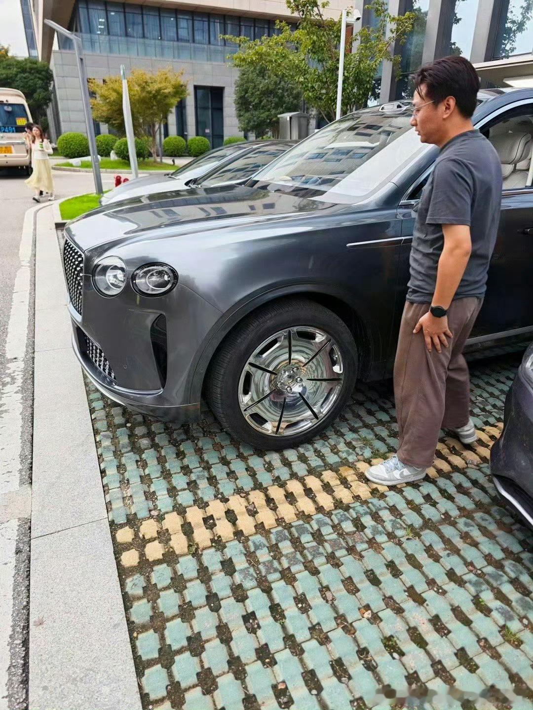 带激光雷达的宾利，哪家车厂搞的啊宾利​​​