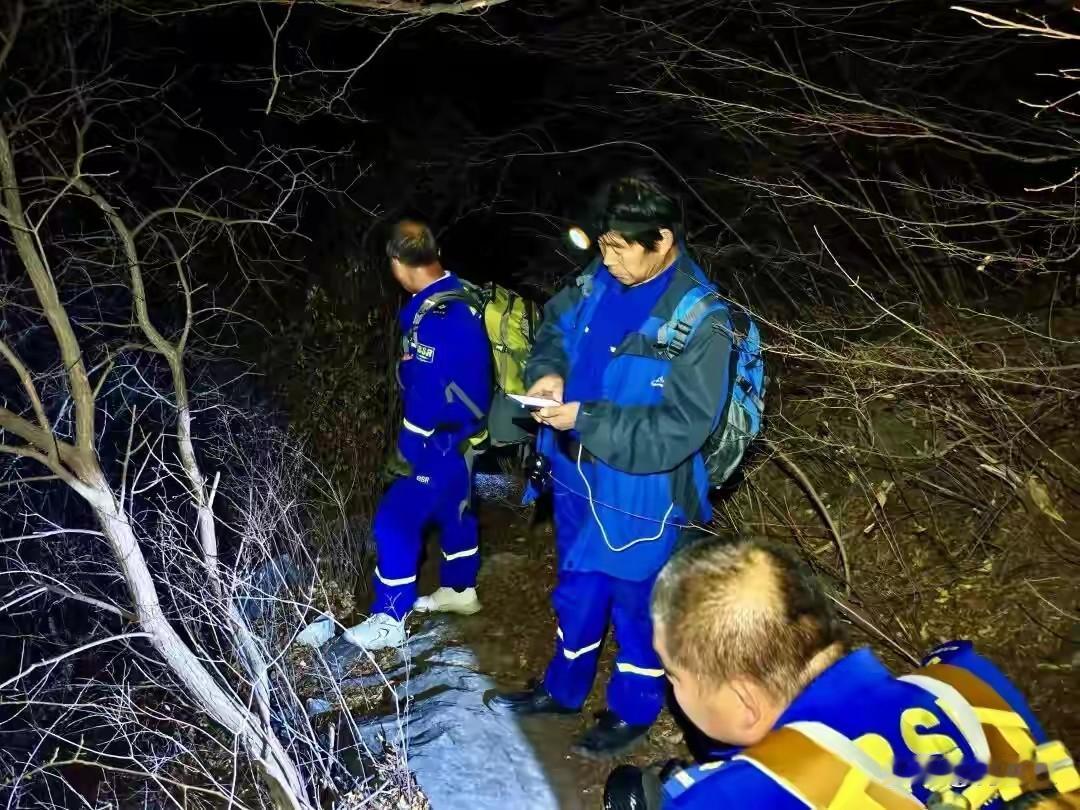 环球网报道，北京一男子爬野山迷路，求救后多方救援队伍搜救，被其中一支队伍成功救援