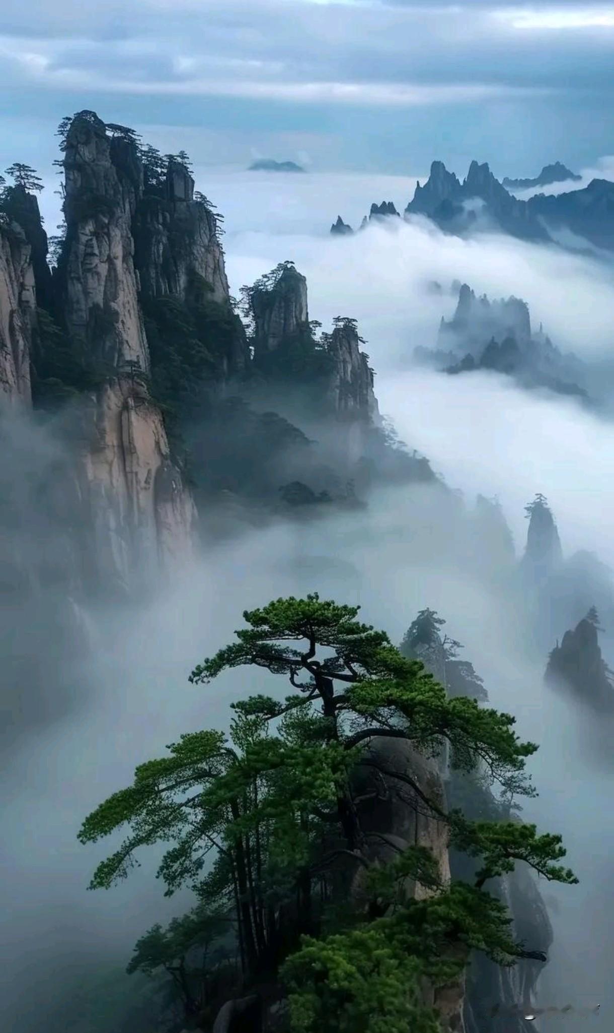 雾锁黄山，光引归途四月二十日，春深似海，草木葳蕤，我怀揣着对“天下第一奇山