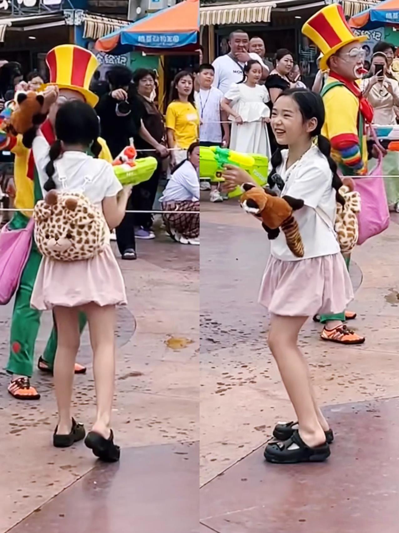 董璇带小酒窝逛动物园，小酒窝笑得好甜。董璇又带着女儿小酒窝出门游玩了，这次去了动