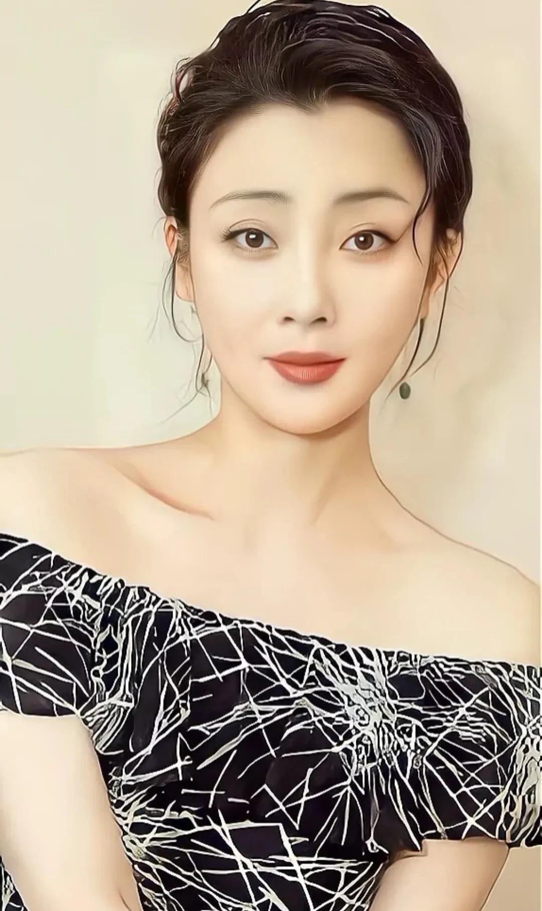 🌞“你和李小冉到底断了没有？”“你一个演戏的戏子，有什么资格管我的事？”2