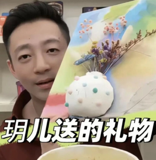 汪小菲、马筱梅婚礼，伴郎是他们的媒人李进良，伴娘则是李进良的女友田欣。张兰为