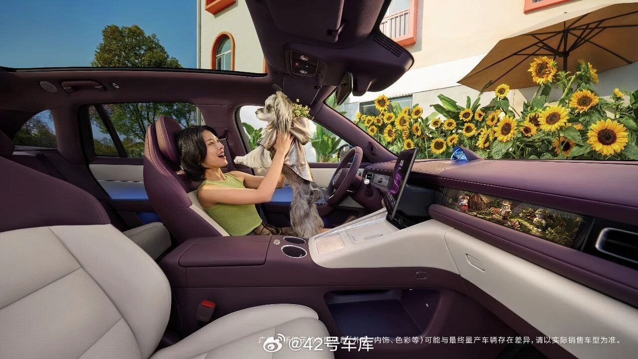 问界M6的内饰官图来了，这次公布的内饰配色是紫幕白双拼色。细节方面目前能看到