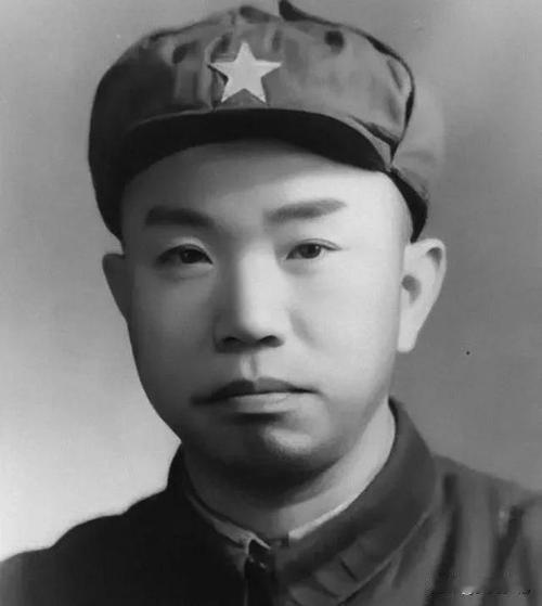 44年毛泽东请来王树声，却见他与一警卫员拥抱，主席：你们认识？1944年，中秋刚