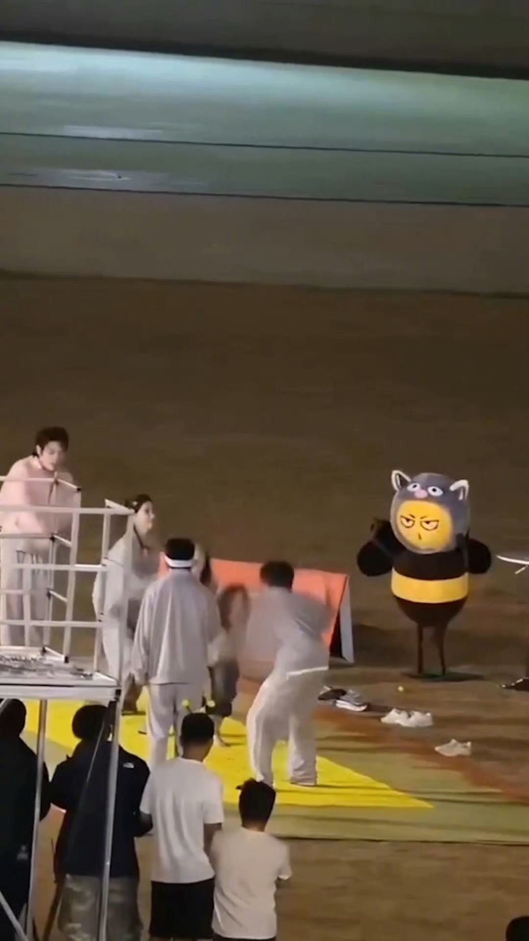 高叶周冬雨祝绪丹被指压板咬了是谁想出的“酷刑”游戏！指压板上跳绳，听听三位女神