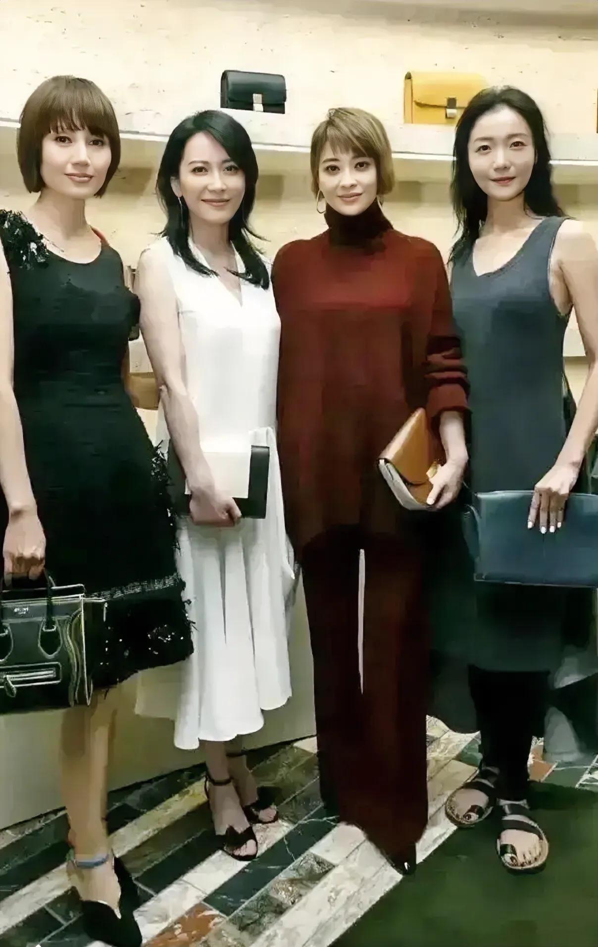 这一张照片梅婷又赢了，这身打扮太有范了，就连袁泉都成了绿叶了，梅婷穿宽腿还是那么