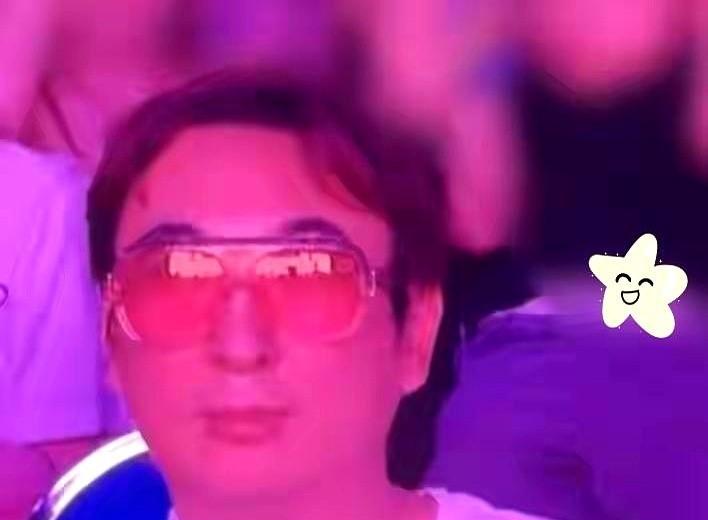 谁也逃不过地心引力。哪怕是王思聪。在新加坡看女团，被镜头扫到，下意识就往旁边