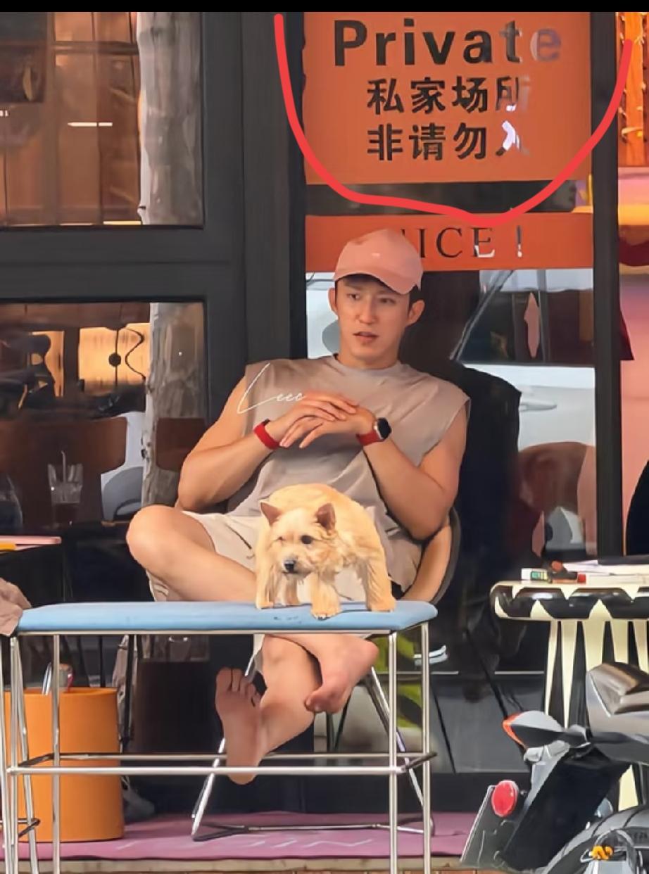 看后面的标识语，就知道这是有钱人的场所。
