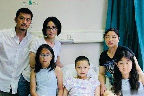 刚当上窦靖童继父那会的李亚鹏，年轻帅气，那时王菲也好年轻，窦靖童也还小。时光荏苒