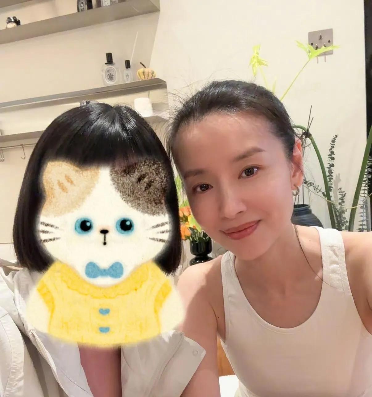 董洁，不愧是你！2025年5月7日，有网友偶遇董洁在健身房练习普拉提，瞬间引发