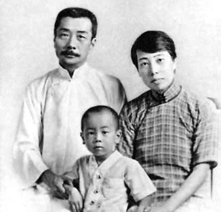 成亲当晚，鲁迅彻夜未眠，碰也不碰新婚妻子，许久，妻子小声地说了句，“睡吧“。换来