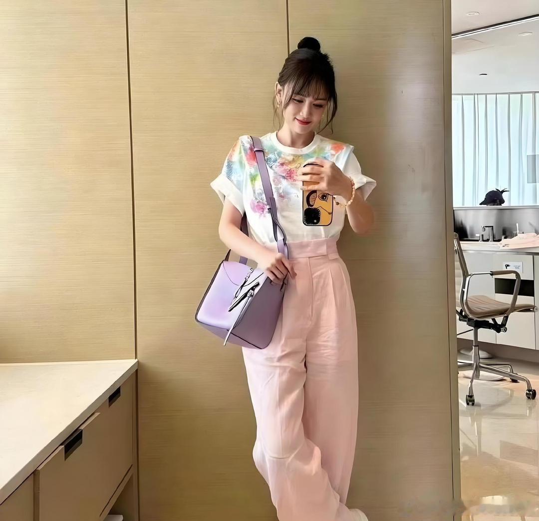 不得不承认，陈乔恩这段婚姻真的很滋养人，每次出现都感觉比上一次年轻了十岁。