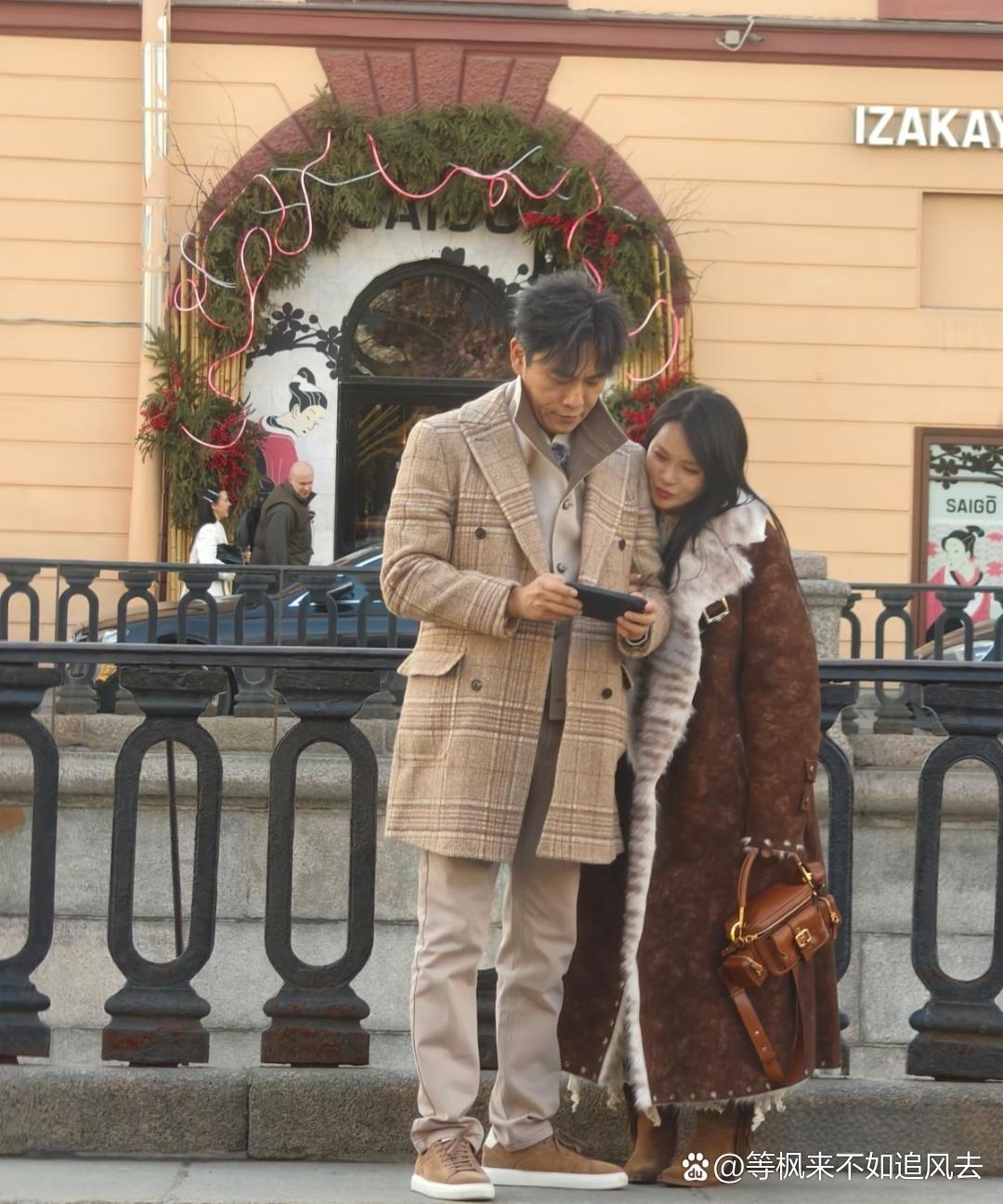 58岁伊能静和老公秦昊在俄罗斯旅游被偶遇，夫妻俩打扮时尚，身高差好萌！伊能静现实