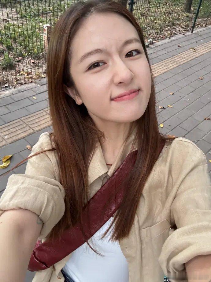 李兰迪纹身李兰迪疑似纹身引发热议，甜妹形象遭颠覆？近日，演员李兰迪的一组近照引发