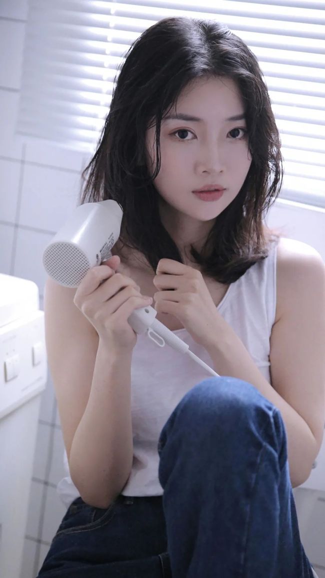 笑话：小明夫妻去一夫妻店理发，刚好店里没客人，小明夫妻接受老板夫妻一对一服务。