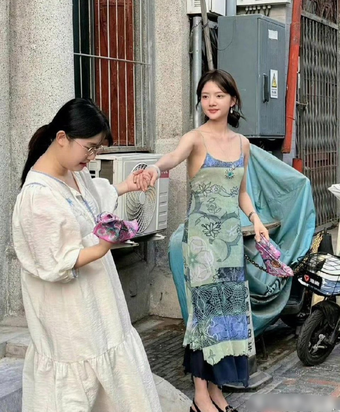 任敏就算是在普通镜头下也很出众，一点也不普通​​​