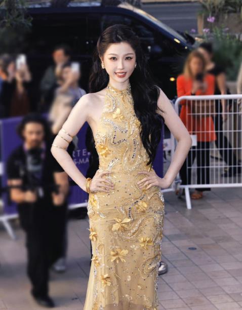 虞书欣戛纳蓝色妖姬造型虞书欣戛纳第二套造型95普花虞书欣在戛纳上以两套高定参