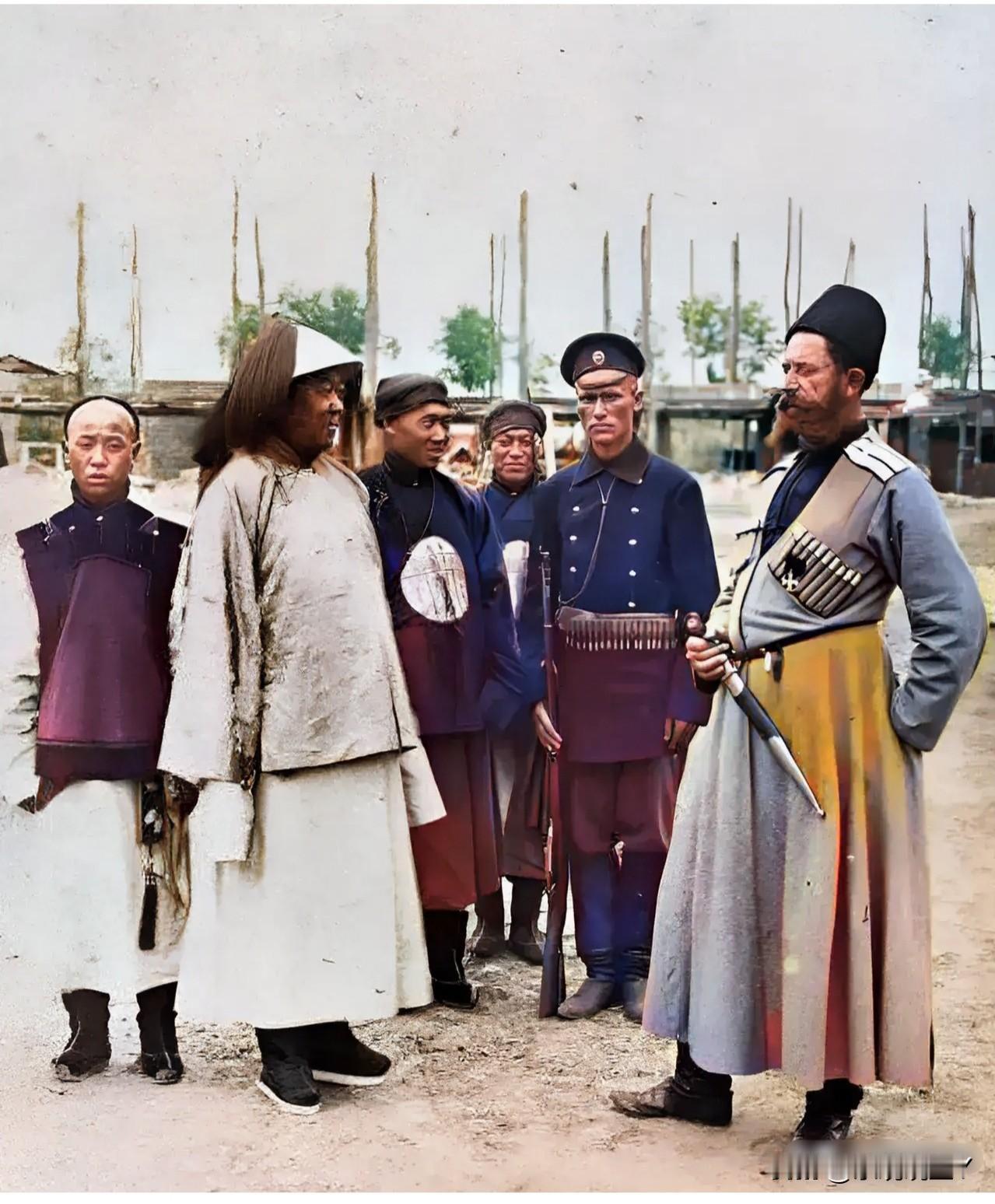 这张老照片展现出了晚清时期几个清朝官员和沙俄军人交涉的情景，这并非演戏，也不是电