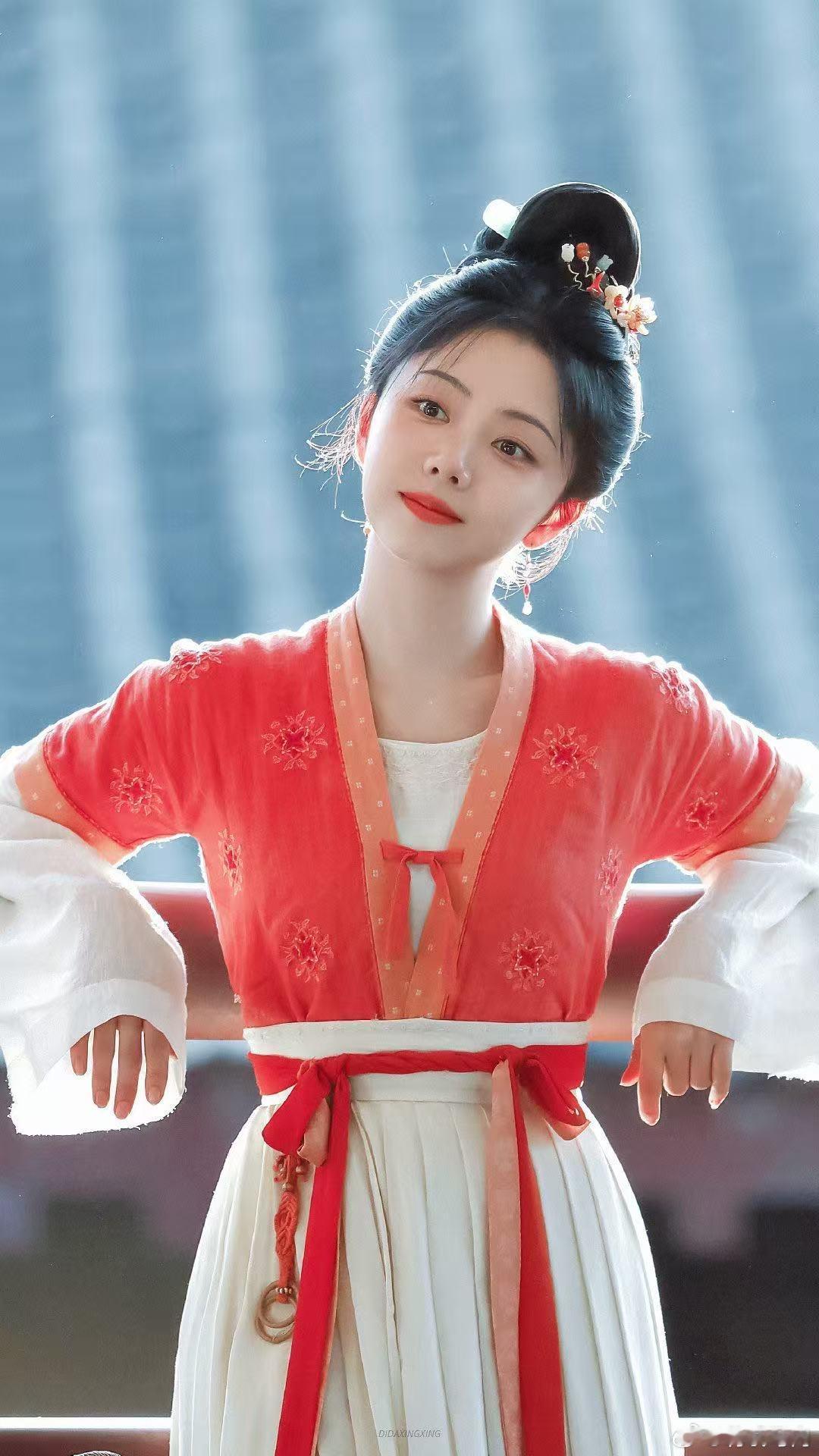 谭松韵谭松韵好结实的一脚真的被这个名场面笑到了，看着身形纤细，脚下力道却很足，