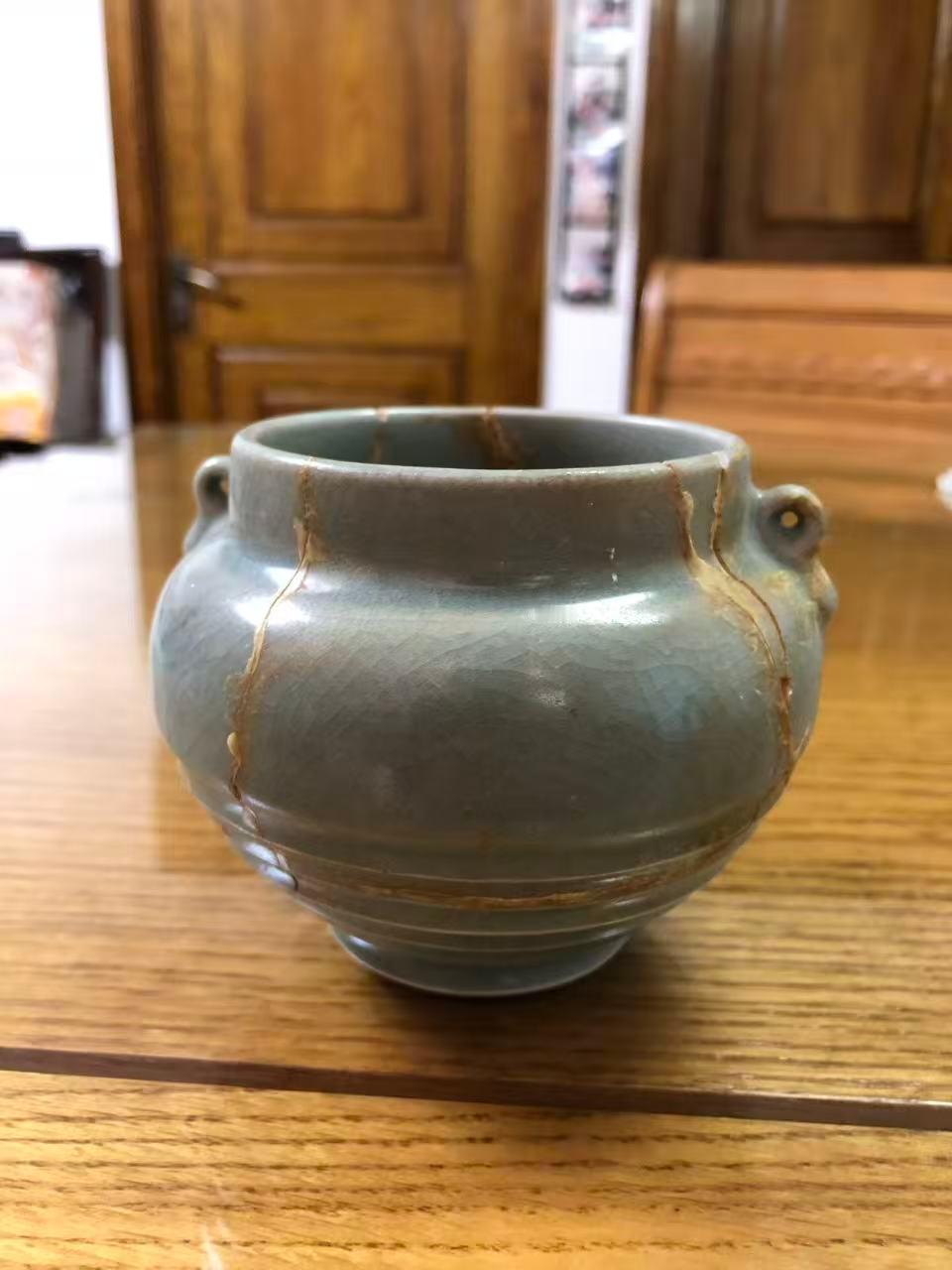 瓷说瓷话平时只能在网络上看看，所谓的宋代官窑，很难有机会，上手欣赏。很久前，在