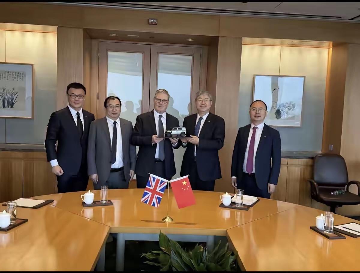 奇瑞董事长尹同跃会见到访中国的英国首相斯塔默，而且赠送了iCarV23车模给他