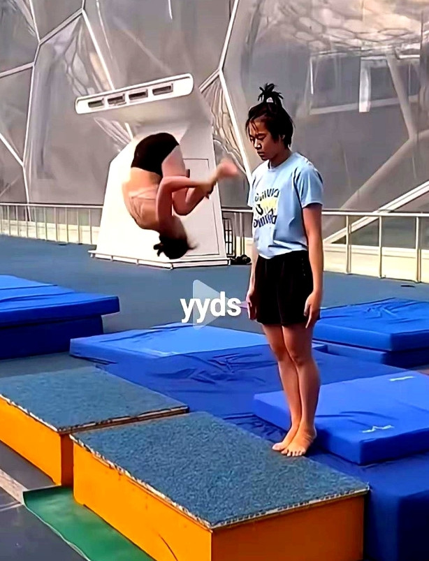 全红婵坦言：“我夺不了冠，不是身体发育，也不是新赛制，而是我不够自律。”这话直接