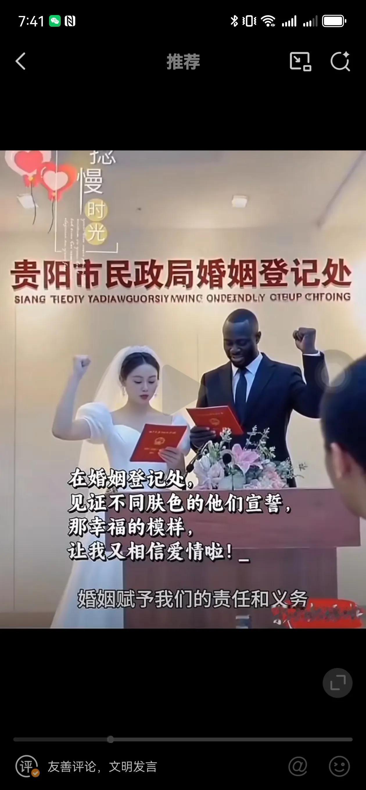 笑得真开心，一脸灿烂！