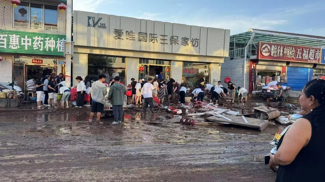 取舍分明，直击人心！7月12日晚间，河北承德宽城遭遇极端暴雨，家纺店主石立伟远