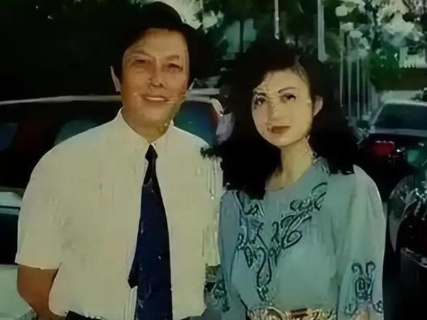 唐莉的人生太让人心疼了！7岁那年除夕，母亲撒手人寰，父亲唐国强再婚后对她不管不顾