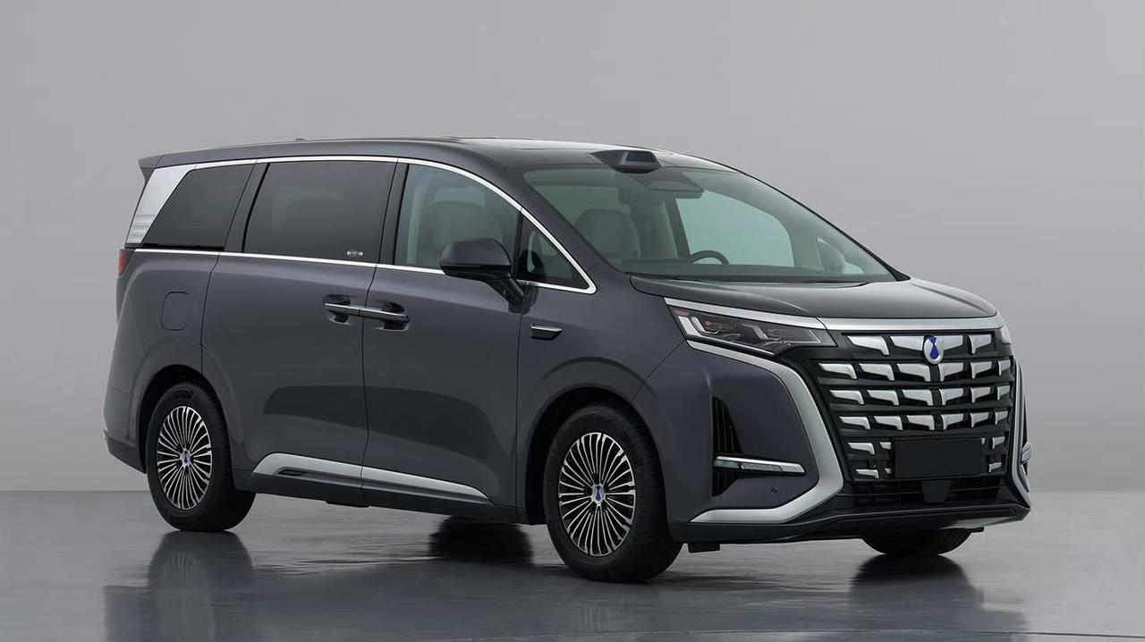 新款腾势D9EV实车曝光，那新前脸还挺有看点。它把内部直瀑式结构改成了鳞片式风