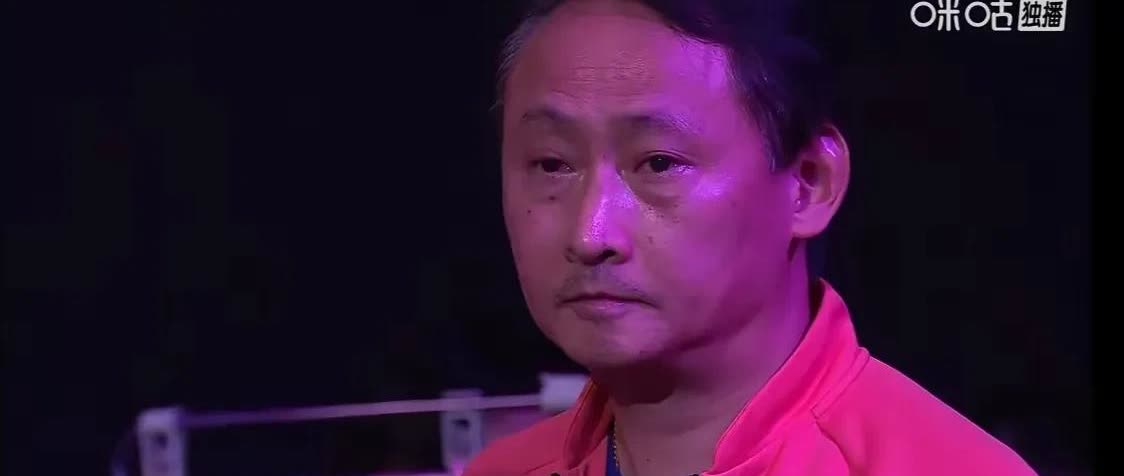 张本智和夺冠，张父却是一脸愁容，看到儿子又在肆意妄为的脱衣庆祝，心想