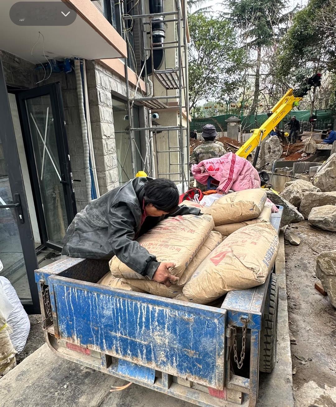 工地招了一对夫妻门卫，两个人一共8000，结果所有杂活他俩全包了。男的看大门，夜