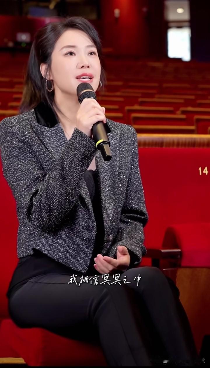 已经10天没出来直播的云朵终于更新了短视频，她衣着端庄大方，为粉丝朋友们深情献唱