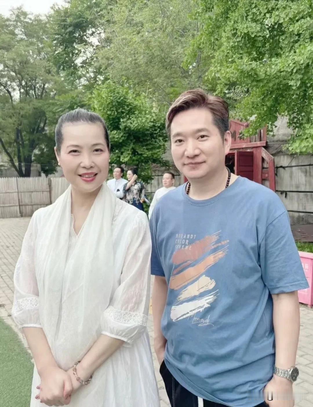 60岁的梦鸽被粉丝偶遇，状态真好，看着好年轻。李双江老婆梦鸽，参加聚会，穿着一