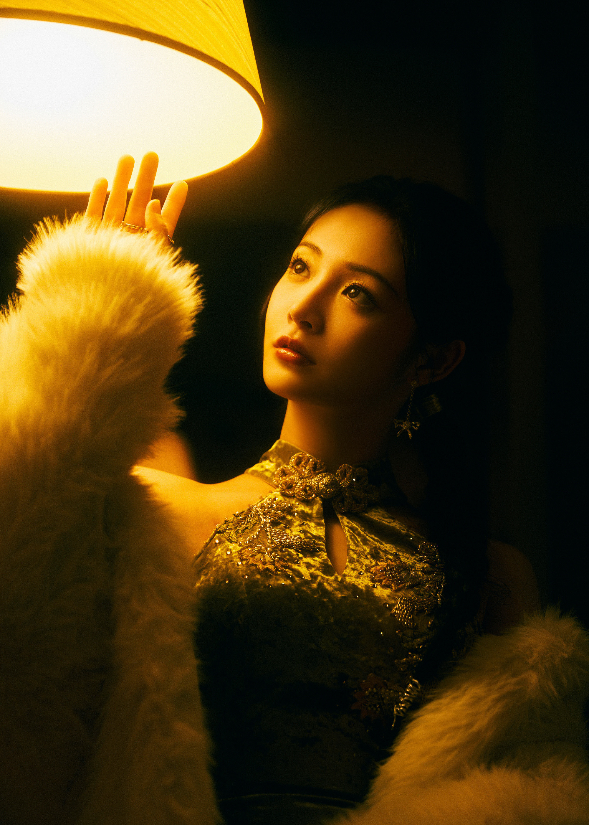 周洁琼暗夜氛围大片，金色礼服，静谧优雅。周洁琼