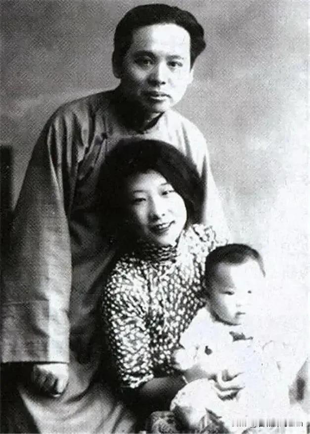 1967年正月初六早上，张恨水在包油条的报纸上看到一则消息，顿时脸色苍白，手微微