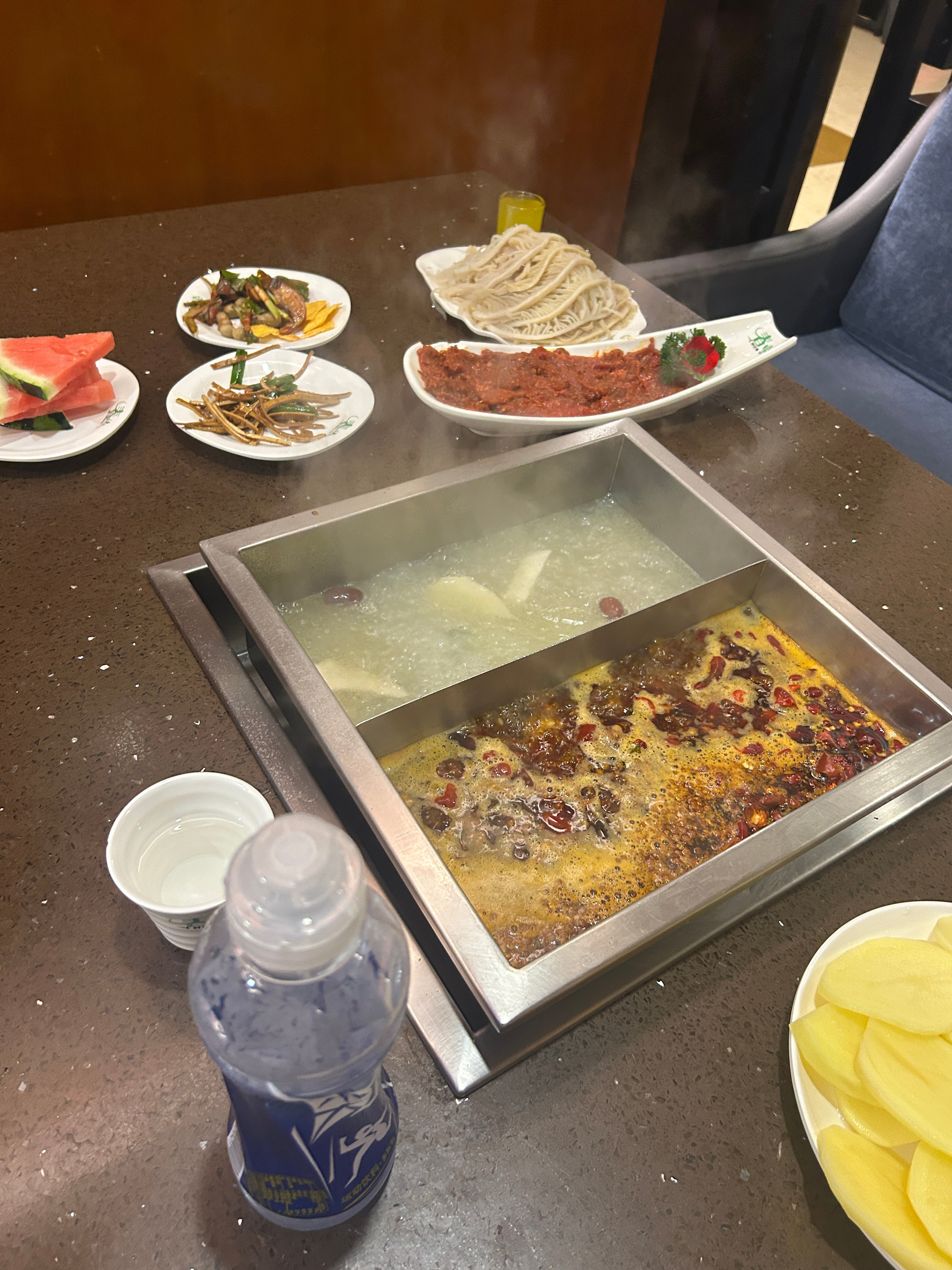 晚上的快乐必须是火锅给的。约上三五好友围坐一桌，锅底咕嘟咕嘟冒着热气，毛肚、肥牛