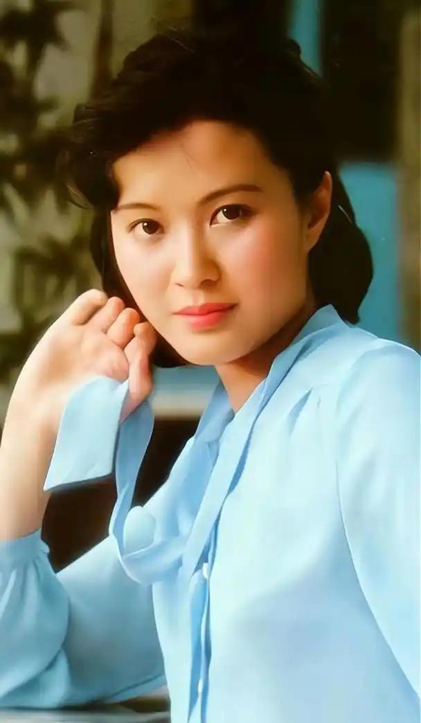 1994年方舒遭遇惨烈车祸断了七根肋骨。比她小十岁的屠洪刚砸锅卖铁借钱买下夏利车