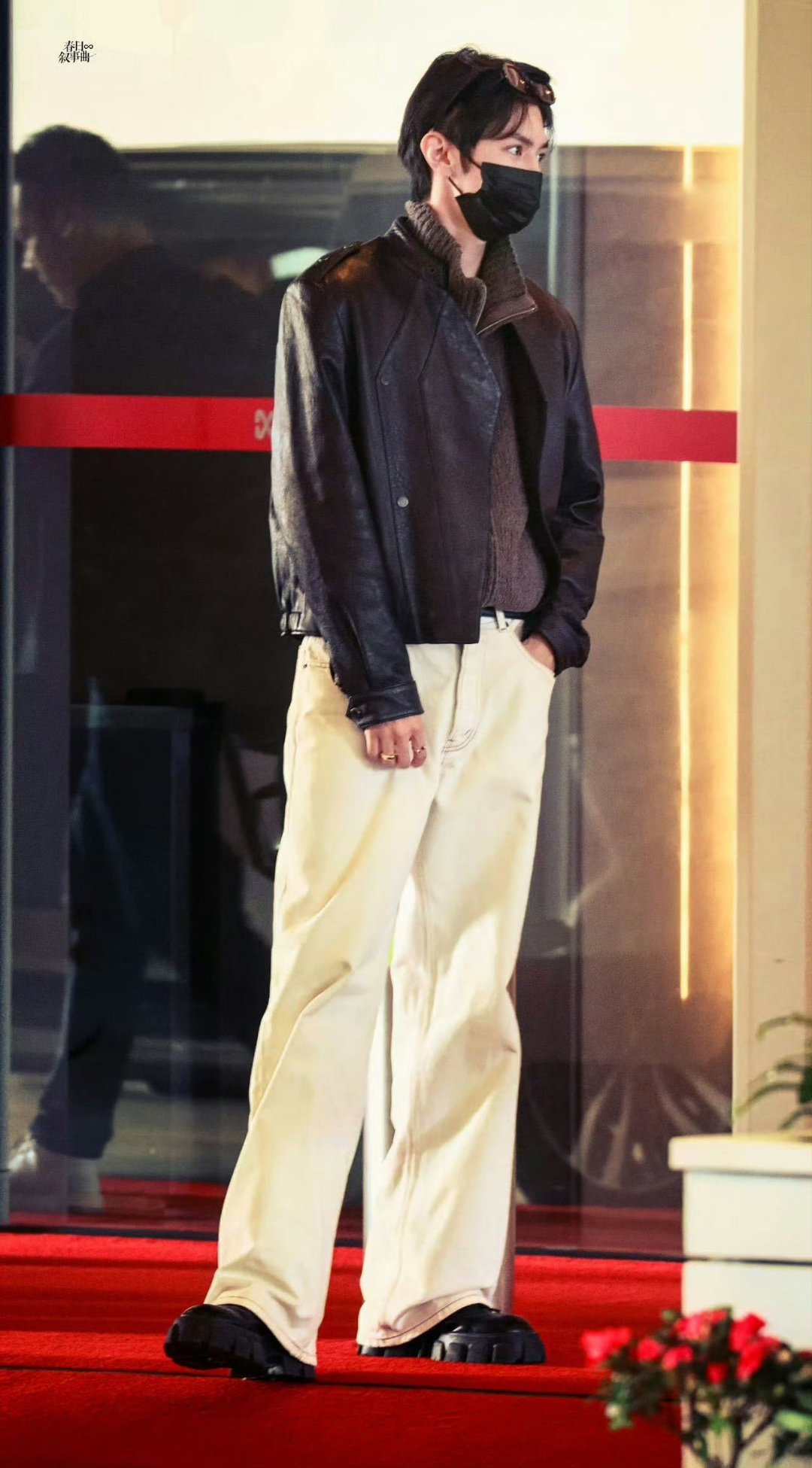 陈哲远的比例很曼妙一双又长又细又直的腿把最普通的直筒裤也穿成了高定模样🤩