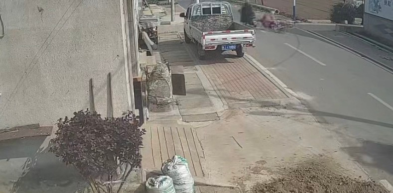 #78岁老人被撞后遭二次碾压#【#78岁老人被撞后遭二次碾压家属发声#：目前还在